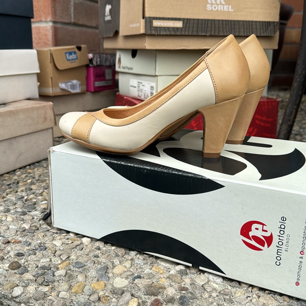 Pumps in Mocha and Beige- Size 5